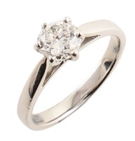 Lot 150 - Diamond solitaire platinum ring
