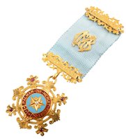 Lot 103 - A boxed 18ct gold and enamelled RAOB medallion