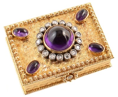Lot 18 - Continental gold small snuffbox
