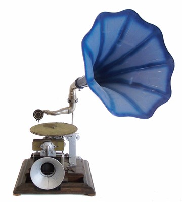 Lot 153 - Early 20th century hot air powered gramophone.