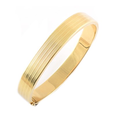 Lot 77 - A 14ct yellow gold hinged bangle