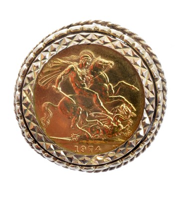 Lot 256 - A sovereign ring