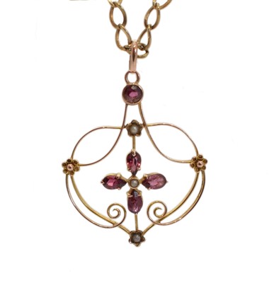 Lot 162 - An early 20th Century garnet and split pearl pendant