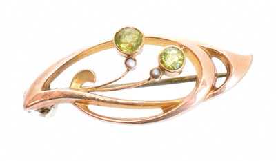 Lot 38 - An early 20th century Murrle Bennett & Co. peridot and split pearl brooch