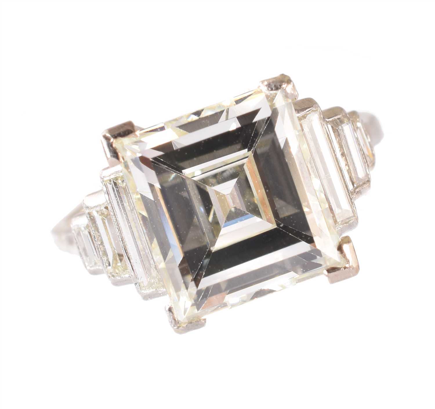 Lot 195 - An impressive 18ct gold diamond single stone ring