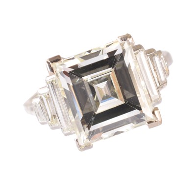 Lot 195 - An impressive 18ct gold diamond single stone ring