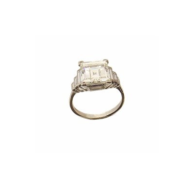 Lot 195 - An impressive 18ct gold diamond single stone ring