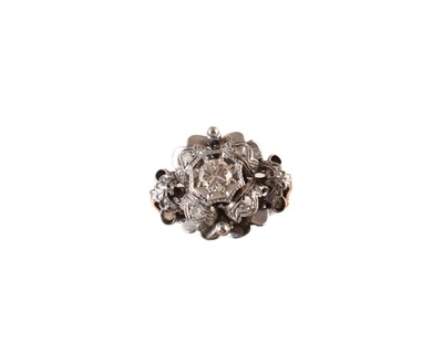 Lot 207 - A diamond cluster ring