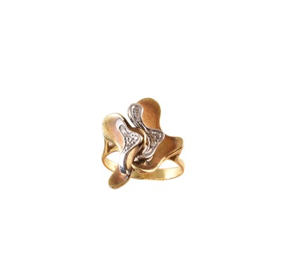 Lot 191 - A diamond dress ring