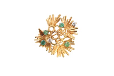 Lot 78 - A 1970s emerald and diamond brooch