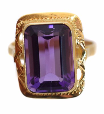 Lot 255 - An amethyst single stone ring
