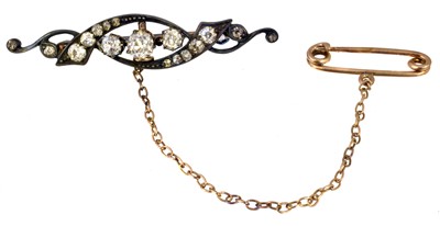 Lot 50 - An early 20th Century diamond bar brooch
