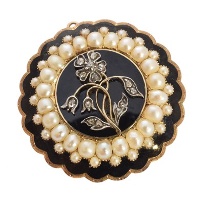 Lot 77 - A mourning brooch.