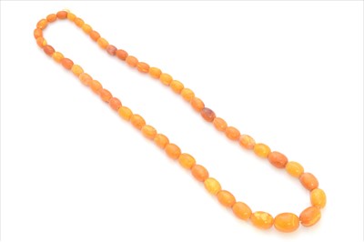 Lot 189 - A butterscotch amber necklace