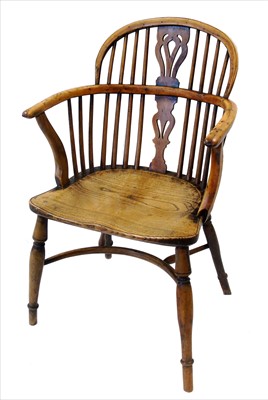 Lot 284 - Mid 19th century yew and elm low-back Windsor chair