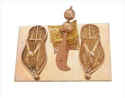 Lot 329 - A yellow metal ornament