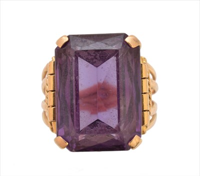 Lot 294 - A synthetic colour change sapphire dress ring