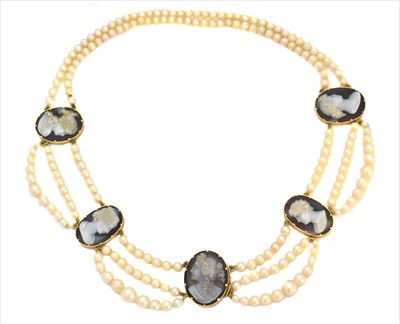 Lot 197 - A cultured pearl and hardstone cameo necklace