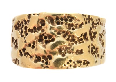 Lot 144 - A band ring