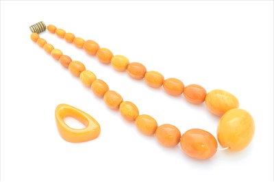 Lot 186 - A butterscotch amber necklace