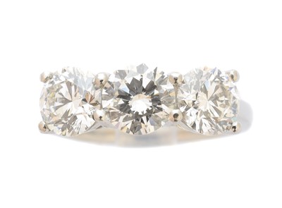 Lot 249 - A platinum diamond three stone ring