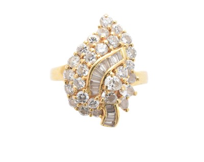 Lot 165 - A diamond cluster ring
