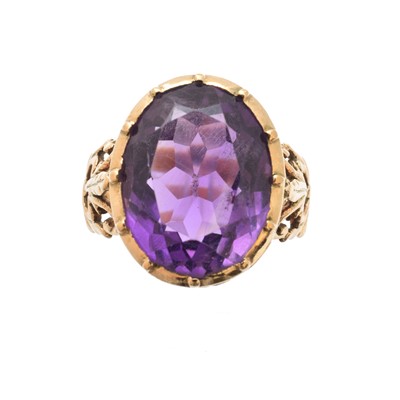 Lot 207 - An amethyst single stone ring