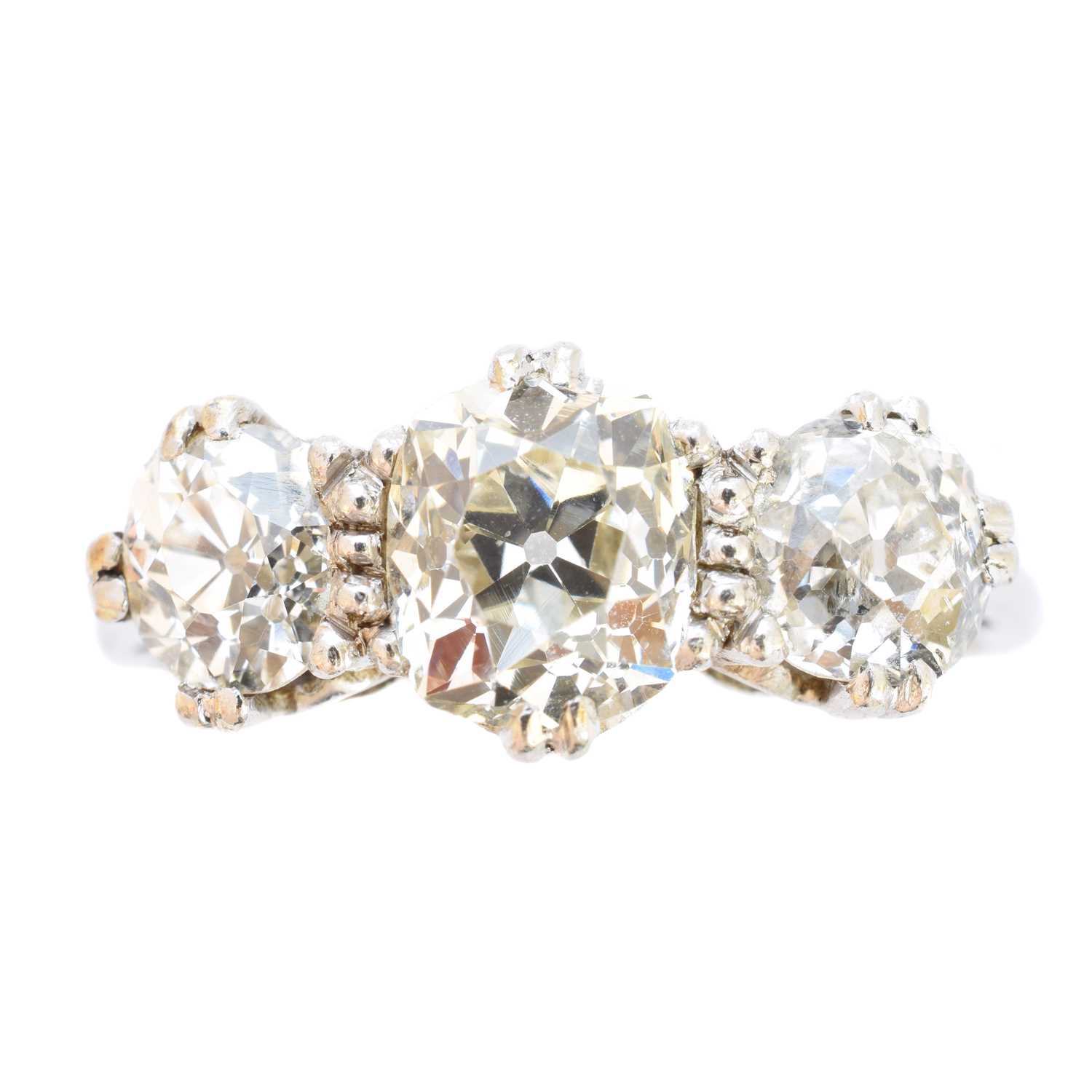 Lot 185 - A diamond three stone ring