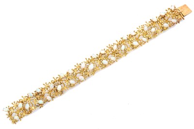 Lot 9 - An opal bracelet