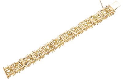 Lot 9 - An opal bracelet