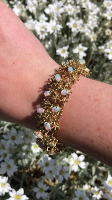 Lot 9 - An opal bracelet