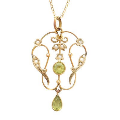 Lot 68 - An early 20th century garnet topped doublet and split pearl pendant