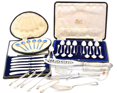 Lot 35 - A selection of silver