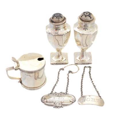 Lot 38 - A selection of silver