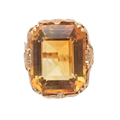 Lot 130 - A citrine dress ring