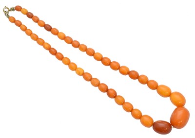 Lot 117 - A butterscotch amber necklace