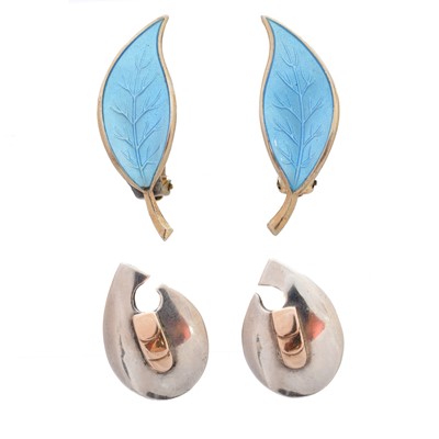 Lot 43 - Two pairs of silver earrings