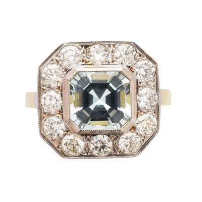 Lot 172 - An aquamarine and diamond cluster ring