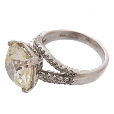 Lot 152 - An impressive diamond single-stone ring