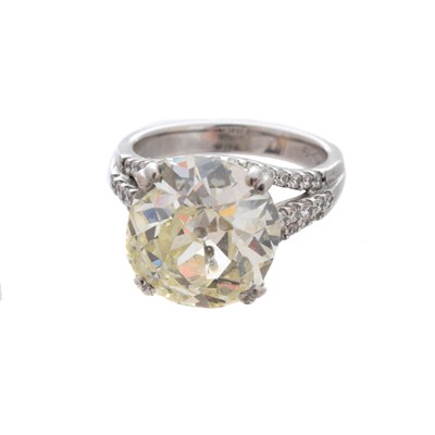 Lot 152 - An impressive diamond single-stone ring