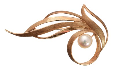 Lot 36 - A Tasaki Pearls brooch