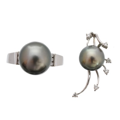 Lot 71 - A set of 9ct gold cultured pearl and diamond jewellery