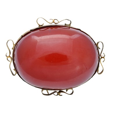 Lot 62 - An amber brooch