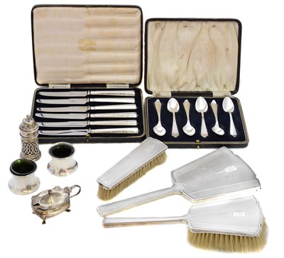 Lot 164 - A selection of silver