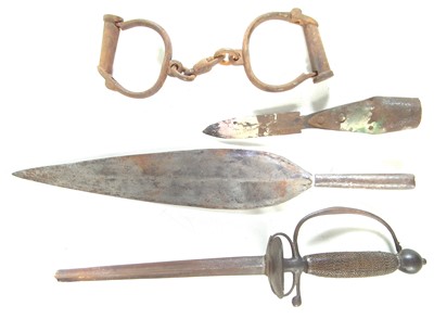 Lot 412 - Collection of items