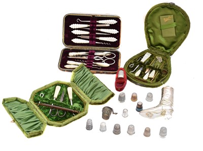 Lot 116 - A selection of sewing items