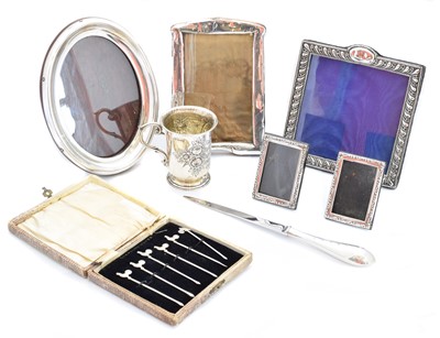 Lot 211 - A selection of silver items
