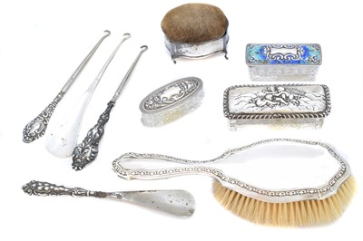 Lot 146 - A selection of silver