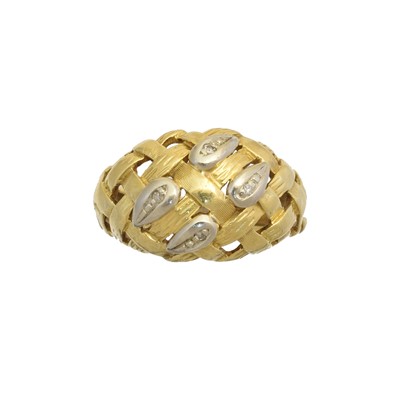 Lot 175 - A diamond bombe ring
