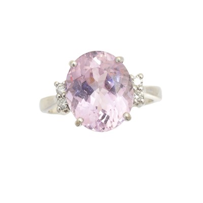 Lot 158 - An 18ct gold kunzite and diamond dress ring